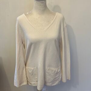 Nic + Zoe cream colored long sleeve front pocket V neck sweater Size M